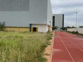 complexo-esportivo-semiolimpico-coberto-de-mato-em-serra-talhada