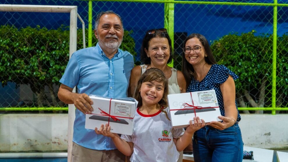 carnaiba:-prefeito-anchieta-patriota-faz-entrega-de-premios-na-rede-municipal-de-ensino