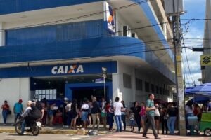 apos-10-horas-na-fila,-populares-se-revoltam-com-a-caixa-em-serra-talhada