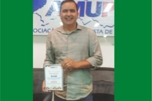 amupe-da-premio-de-boas-praticas-de-gestao-a-prefeito-de-brejinho