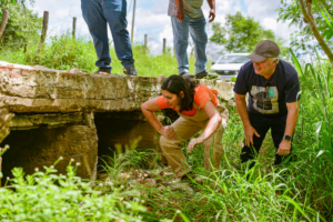 equipe-da-secretaria-de-obras-e-servicos-publicos-visita-ponte-de-acesso-a-avencas-apos-chuvas