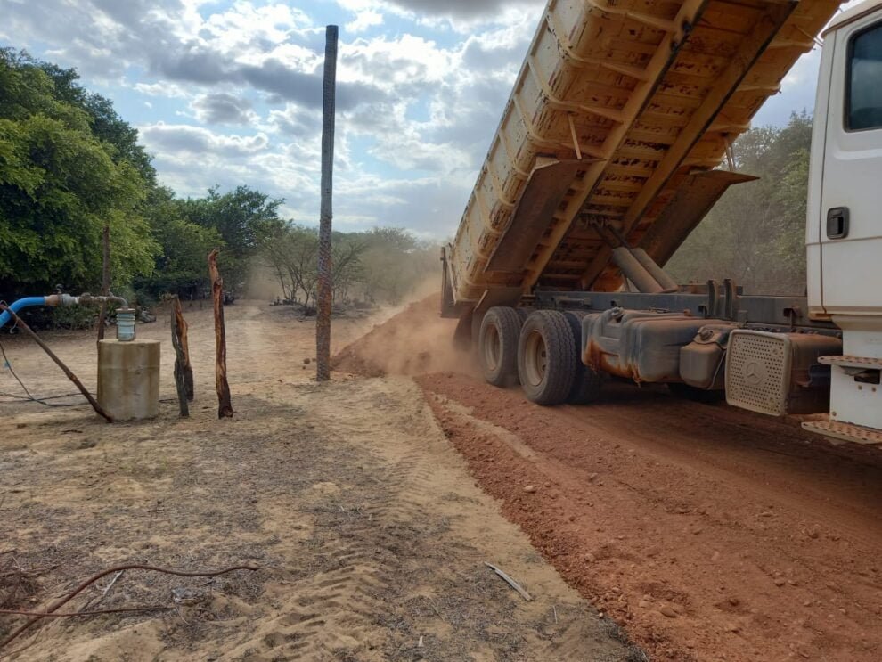 em-quixaba,-prefeitura-continua-fazendo-manutencao-das-estradas-rurais