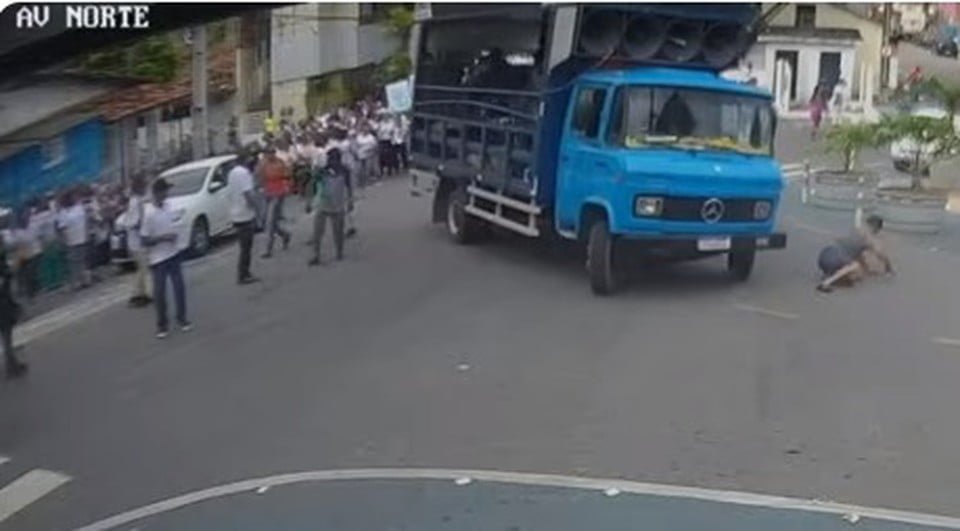 carro-de-som-desgovernado-durante-procissao-no-morro-da-conceicao-em-recife