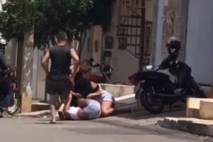video:-mulheres-brigam-no-asfalto-ao-meio-dia-no-bairro-ipsep