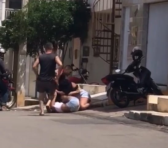 video:-mulheres-brigam-no-asfalto-ao-meio-dia-no-bairro-ipsep