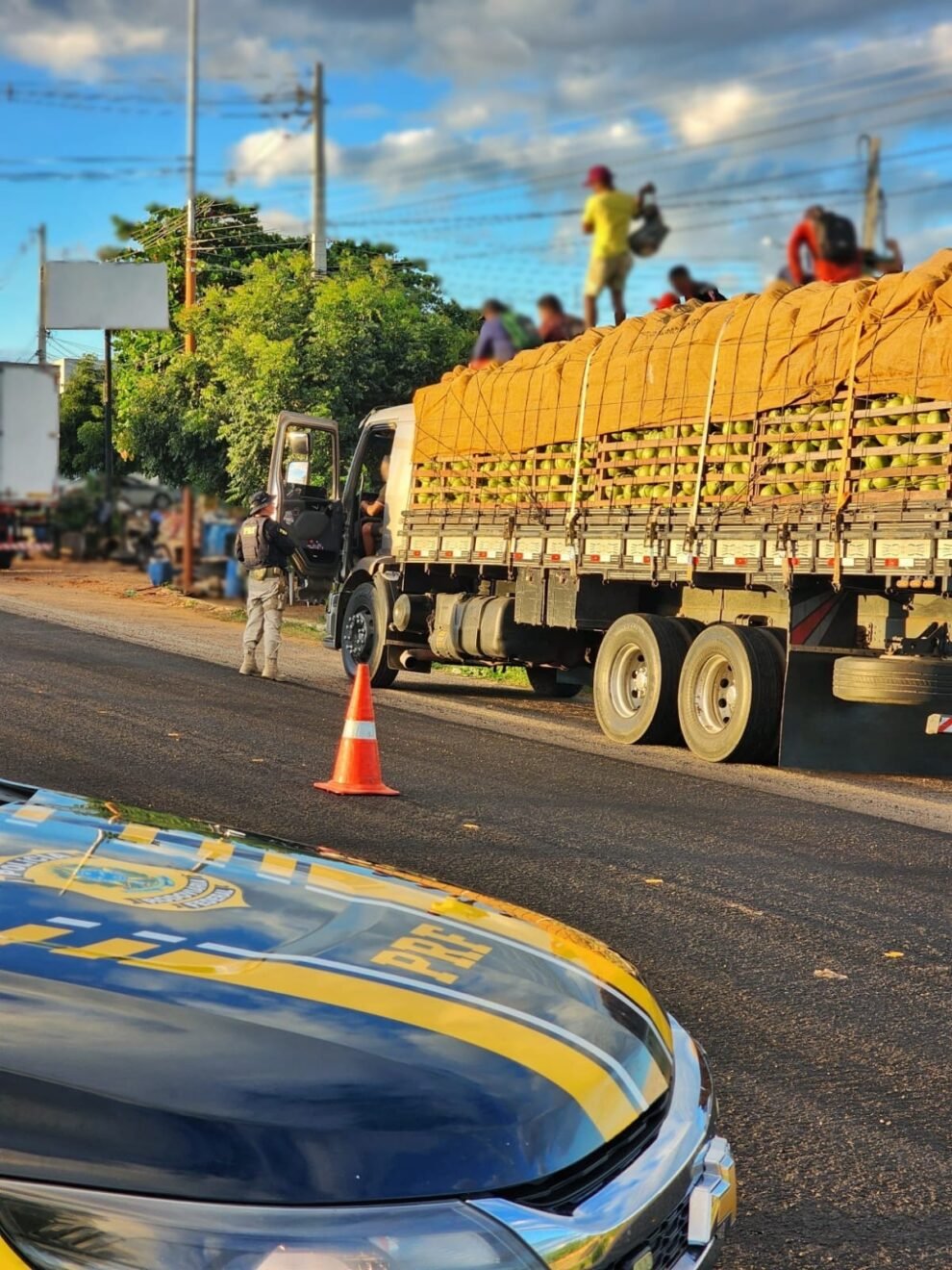 prf-flagra-o-transporte-de-oito-pessoas-em-cima-de-caminhao-no-sertao-de-pernambuco