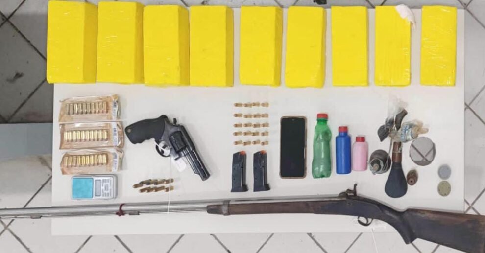 pm-apreende-arma-e-cocaina-no-agreste