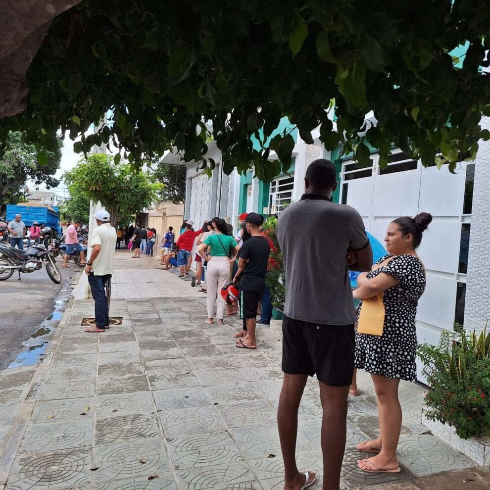 eleitores-de-carnaiba-enfrentam-fila-no-ultimo-dia-de-regularizacao-de-titulo-de-eleitor