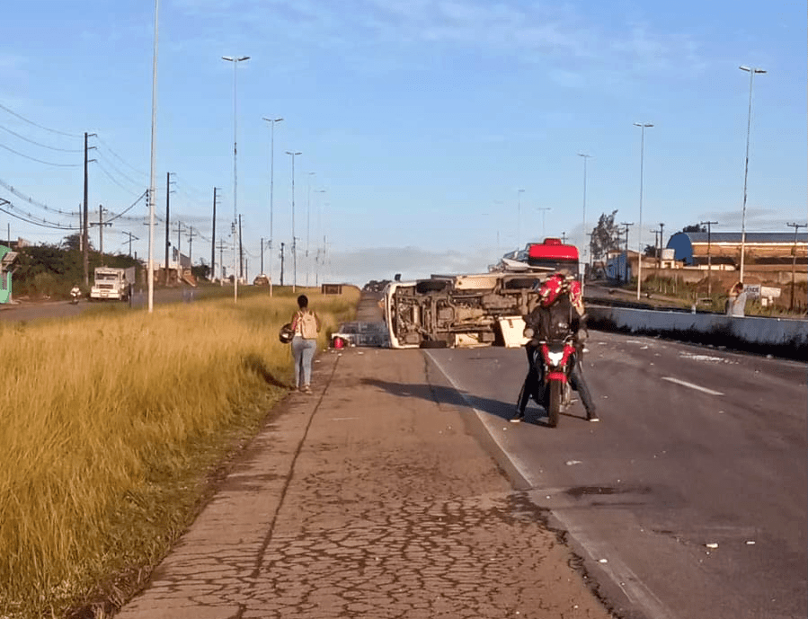 gravata:-motorista-de-caminhao-perde-controle-e-tomba-veiculo-na-br-232