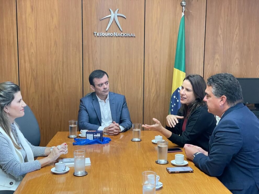 em-brasilia,-governadora-raquel-lyra-se-reune-com-secretario-do-tesouro-nacional