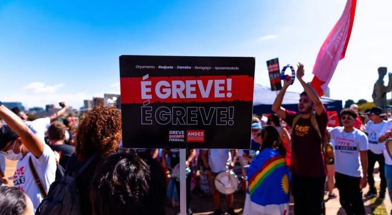 professores-em-greve-vao-a-alepe-pressionar-deputados-por-apoio