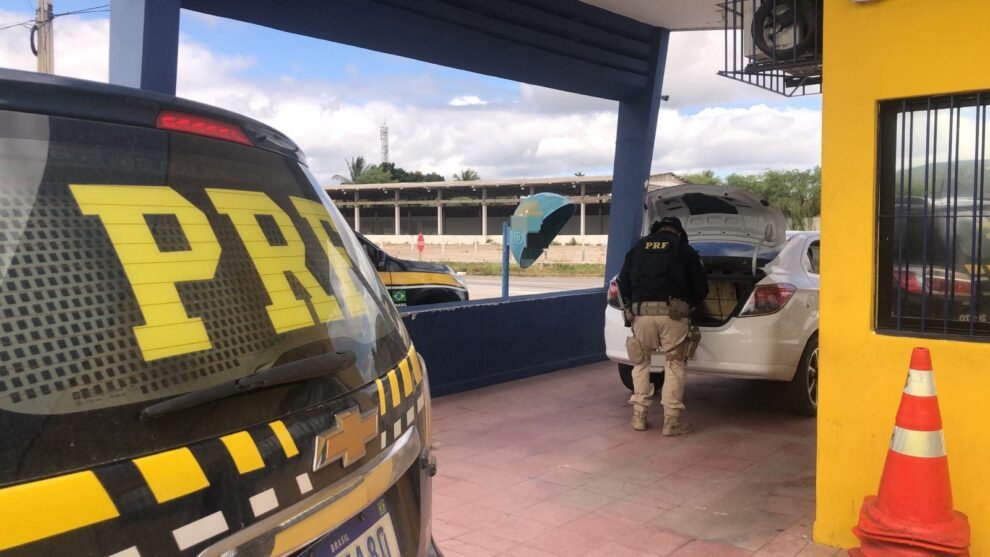 prf-detem-dois-procurados-por-homicidio-em-carro-roubado-em-sertania