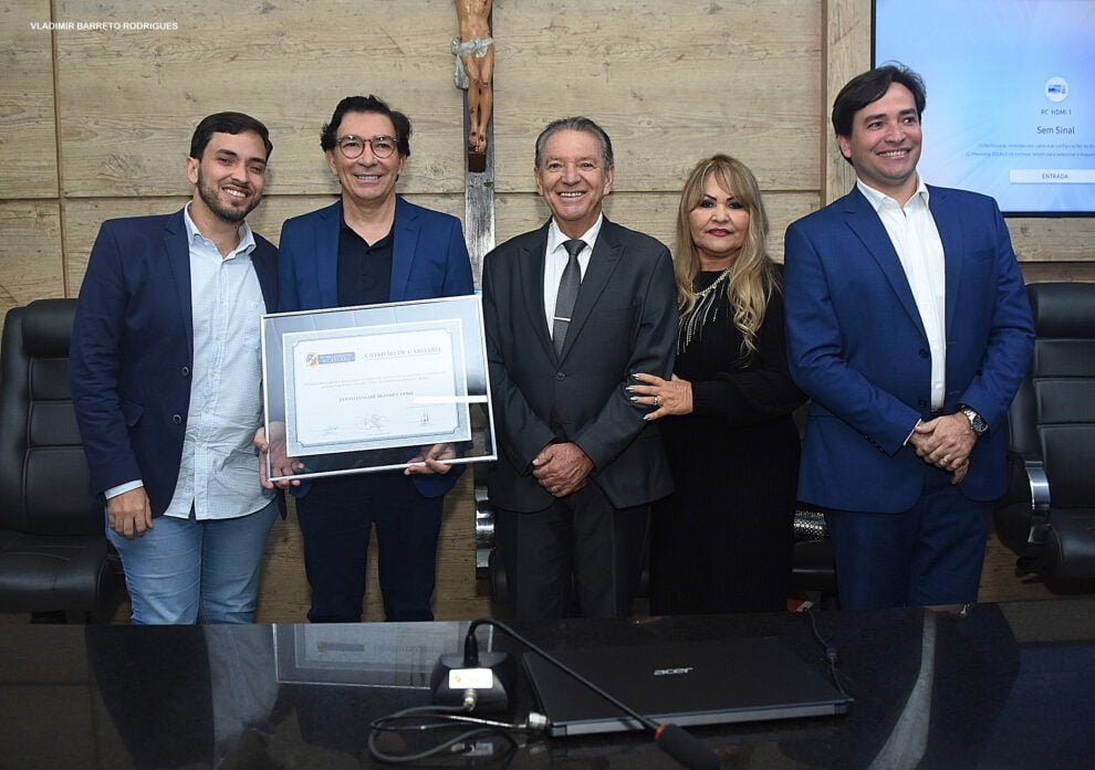 titulo-de-cidadao-de-caruaru-e-entregue-ao-diretor-presidente-da-uninassau