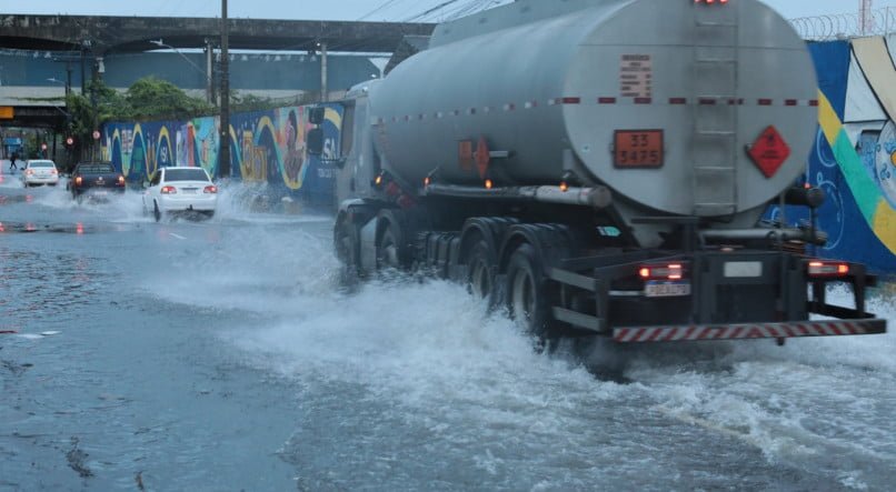 chuva-no-recife:-veja-pontos-de-alagamento-na-cidade-apos-alerta-da-prefeitura