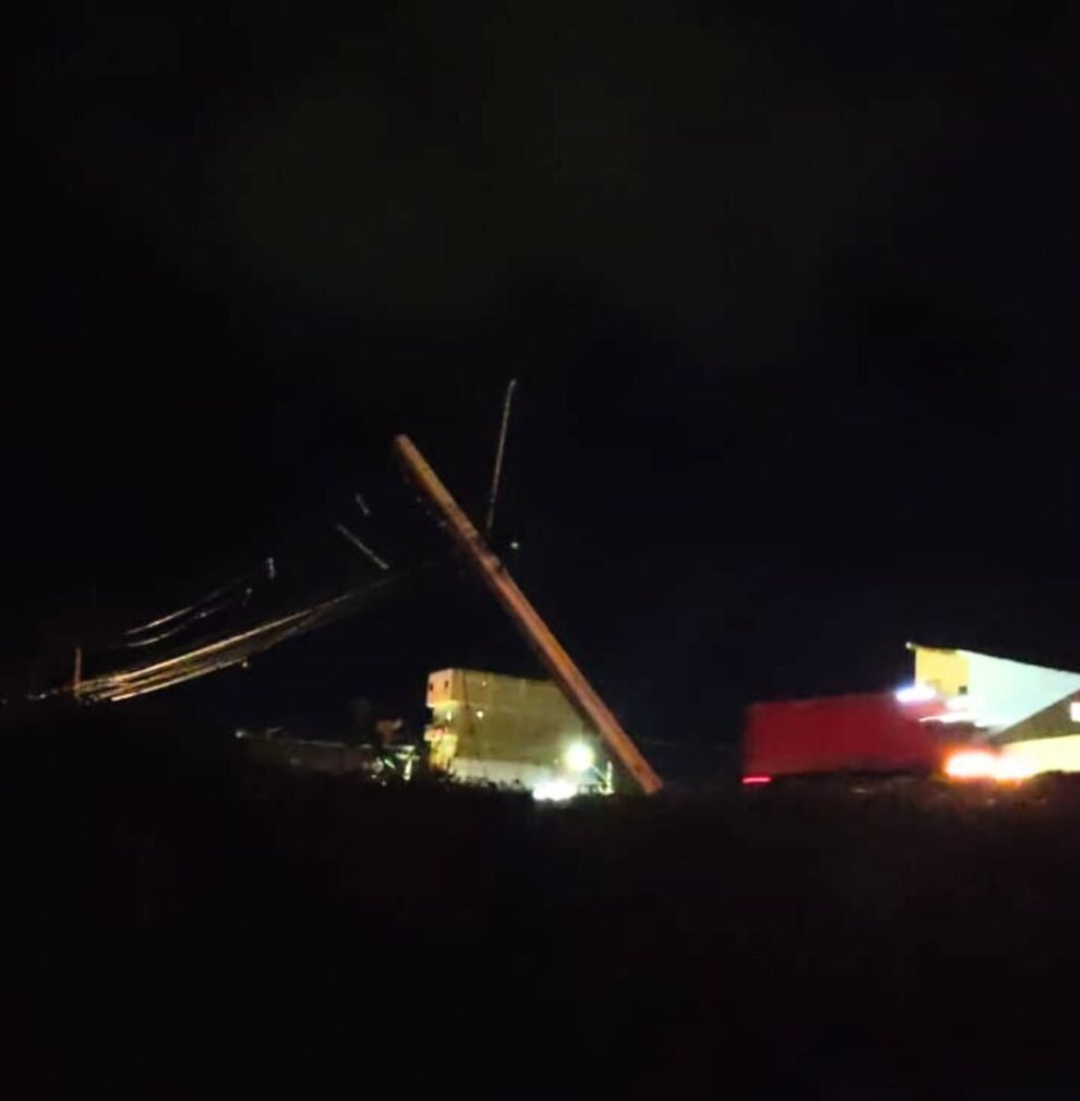 serra:-caminhao-perde-controle,-derruba-poste-e-deixa-ruas-no-escuro