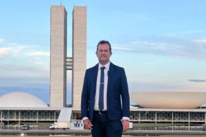 visita-do-vereador-charles-lustosa-a-brasilia:-busca-por-recursos-e-informacoes-cruciais-para-o-municipio.