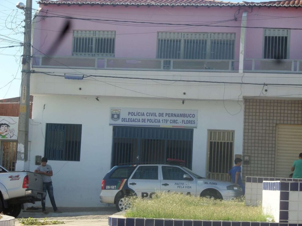 na-zona-rural-de-flores-pe,-policia-militar-resgata-vitima-de-sequestro-e-carcere-privado