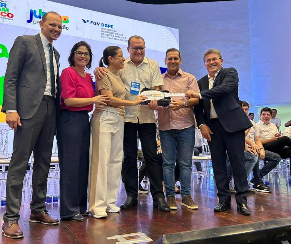 ao-lado-de-raquel-lyra,-duque-entrega-onibus-escolar-para-st