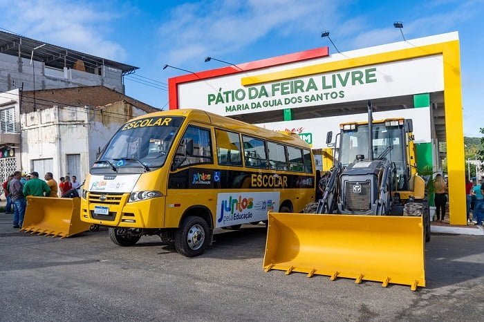 prefeitura-de-itapetim-entregou-duas-retroescavadeiras-e-um-onibus-0km