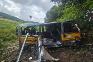 acidente-na-br-232,-van-atingida-por-onibus-durante-tentativa-de-acesso-a-rodovia-deixa-feridos 