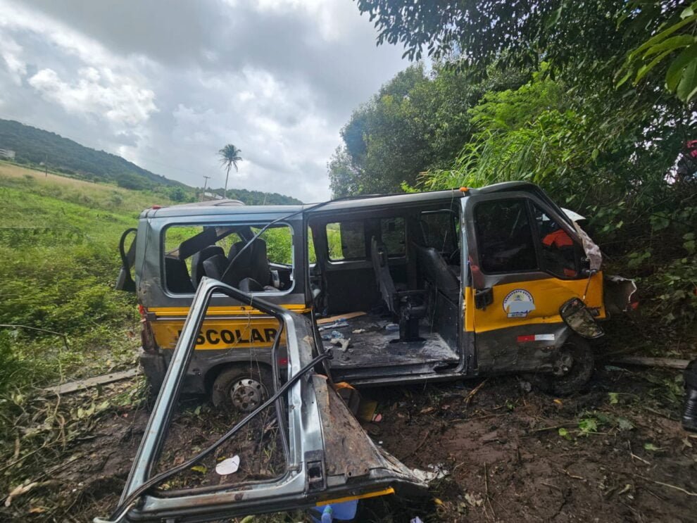 acidente-na-br-232,-van-atingida-por-onibus-durante-tentativa-de-acesso-a-rodovia-deixa-feridos 