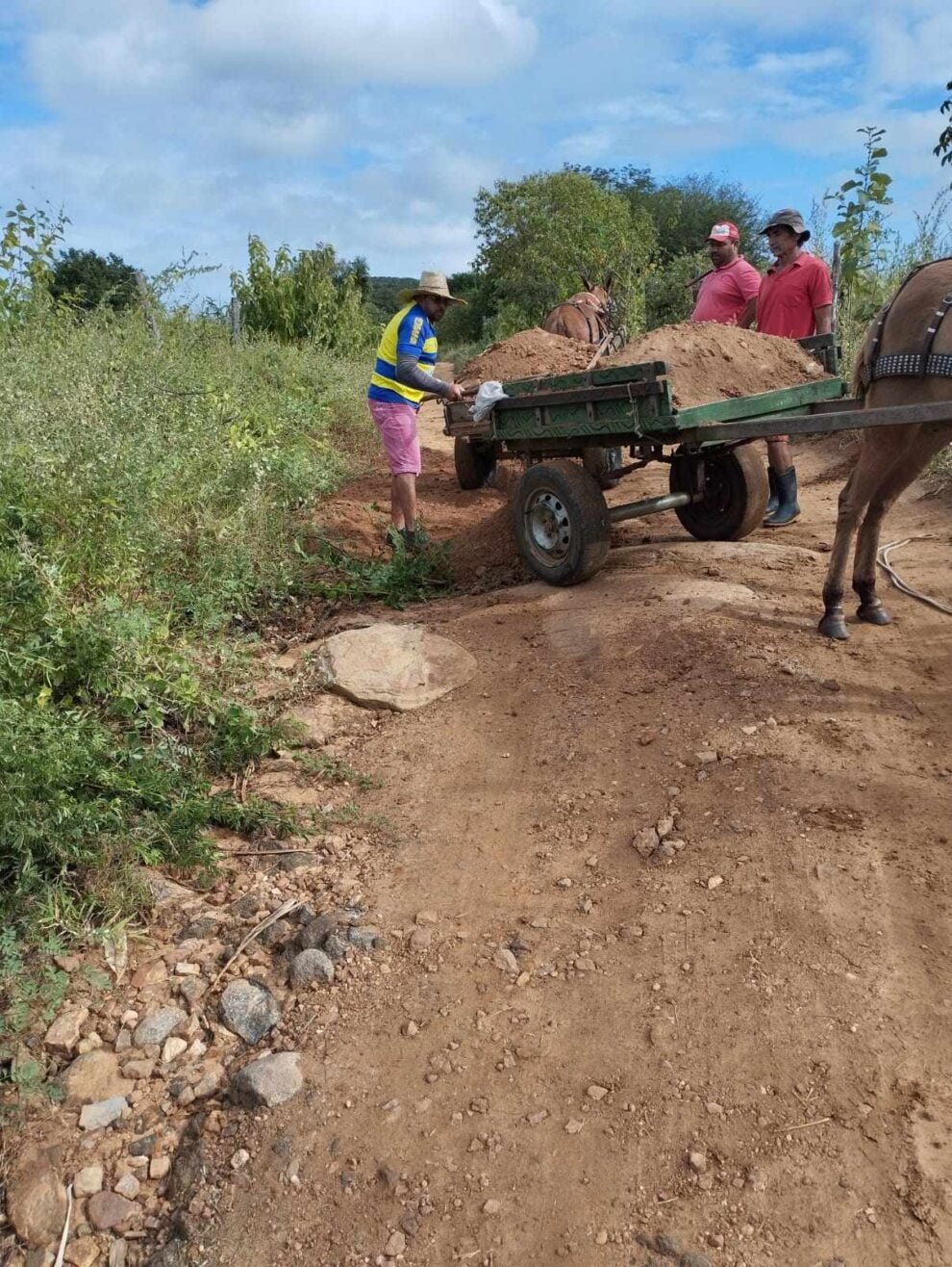 flores:-no-poco-grande,-moradores-fazem-recuperacao-das-estradas-vicinais-por-conta-propria