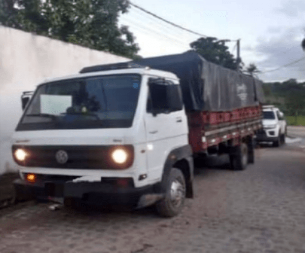 policia-militar-recupera-carga-roubada-e-apreende-arma-de-fogo