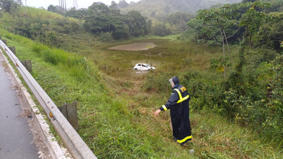 cinco-pessoas-ficam-feridas-apos-aquaplanagem-fazer-carro-sair-da-pista