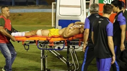 goleiro-e-atingido-por-tiro-disparado-por-policial-durante-partida-em-estadio-goiano;-veja-video