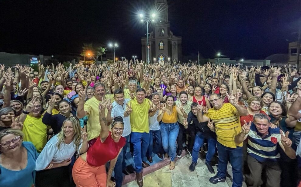 adelmo-moura-reune-uma-multidao-para-anunciar-aline-e-chico-de-laura-como-chapa-de-sucessao-em-itapetim