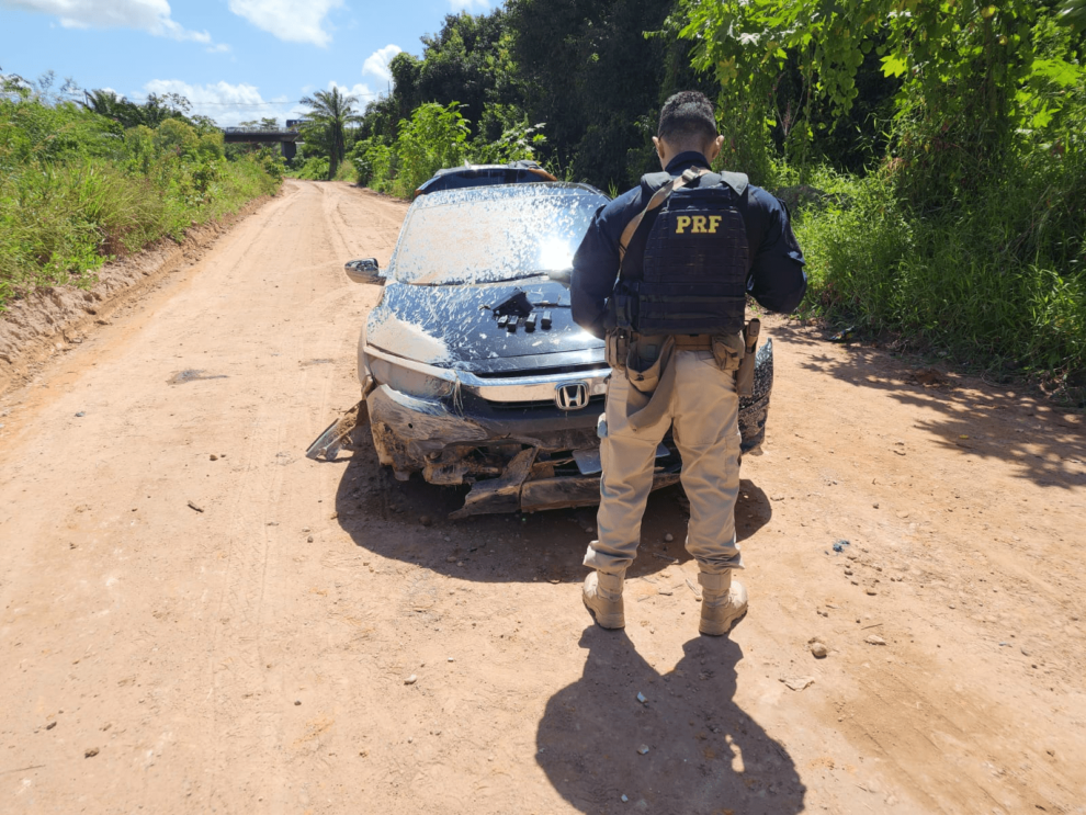 prf-prende-tres-homens-em-carro-de-luxo-roubado-com-pistola-e-municoes-em-jaboatao-dos-guararapes