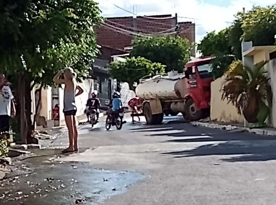 caminhao-pipa-colide-com-murada-de-antiga-escola-em-carnaiba