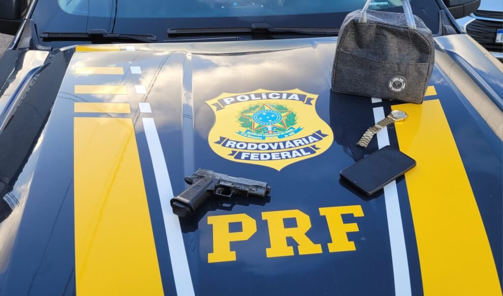 prf-resgata-refem-e-apreende-replica-de-pistola-no-ibura