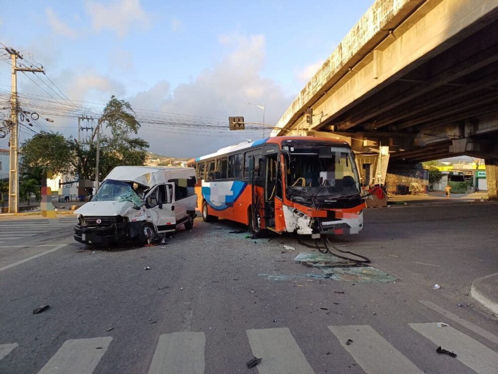 grave-acidente-deixa-feridos-na-br-104-em-caruaru:-van-colide-com-onibus