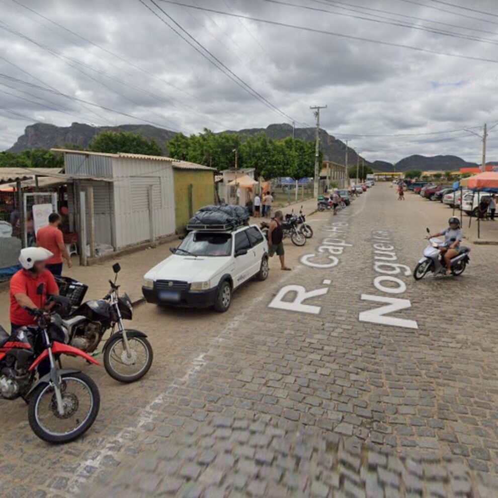 carro-e-arrombado-e-furtado-no-patio-da-feira-de-st;-vitima-pede-ajuda