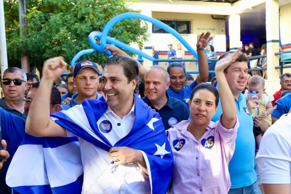 pre-candidato-thiago-nunes-chega-a-convencao-de-maos-dadas-com-a-governadora-raquel-lyra