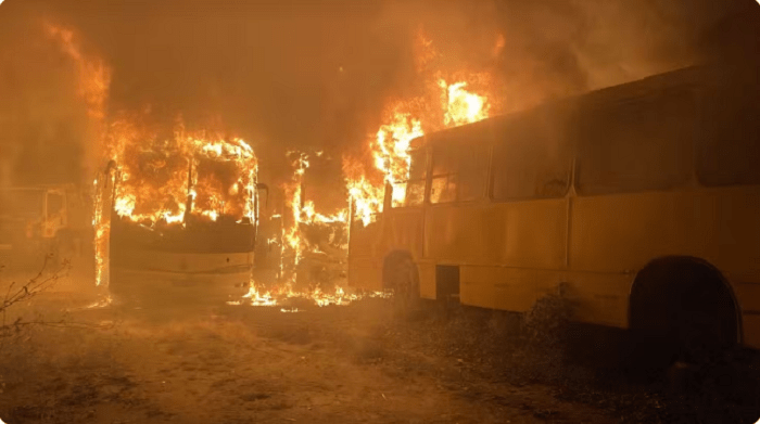 incendio-causado-por-bituca-de-cigarro-de-maconha-destroi-3-onibus-no-sul-da-bahia