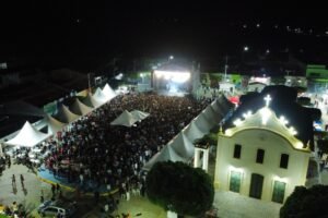 nadson-o-ferinha,-arrasta-multidao-no-encerramento-da-festa-de-agosto-em-jabitaca