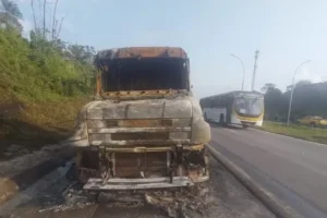 incendio-em-caminhao-interrompe-o-transito-na-br-101-em-recife-na-manha-desta-quarta