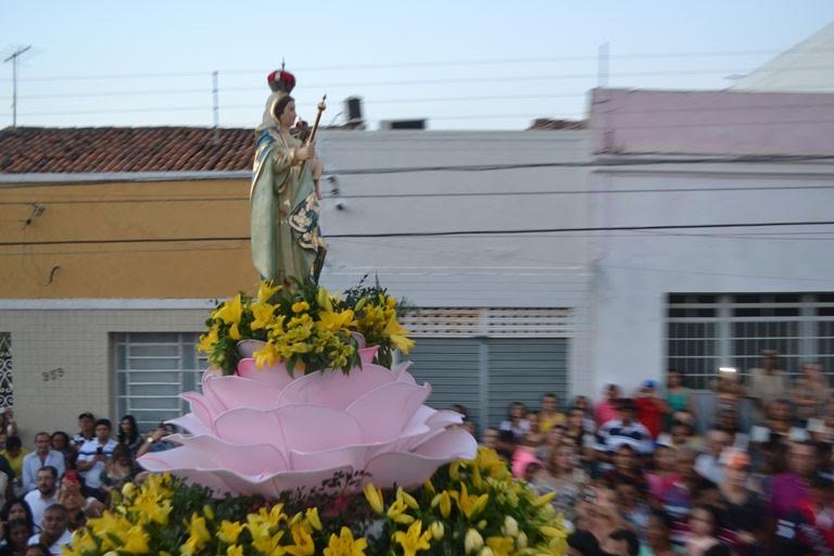 diacono-se-emociona-ao-falar-de-andor-que-pesa-mais-de-100-quilos