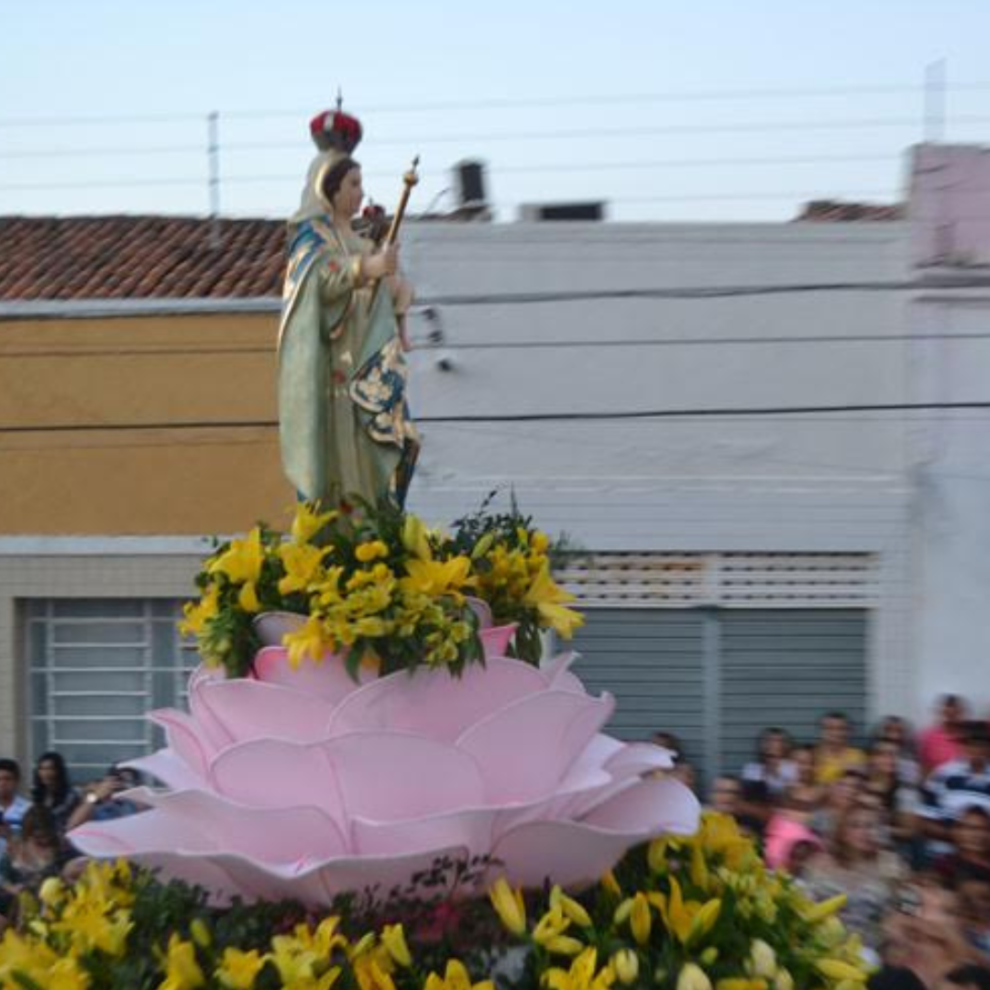 diacono-se-emociona-ao-falar-de-andor-que-pesa-mais-de-100-quilos