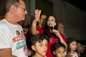 apos-evento,-marcia-recebe-imagem-da-penha-na-prefeitura