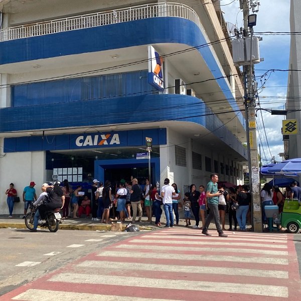 mulher-e-atacada-por-golpistas-na-entrada-da-caixa-em-serra-talhada