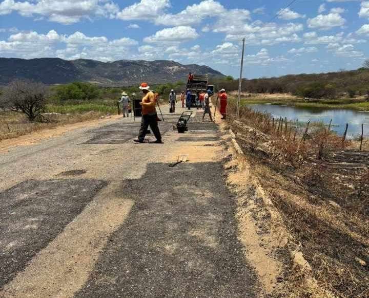 servicos-da-‘operacao-tapa-buraco’-avancam-na-pe-329-entre-quixaba-e-carnaiba