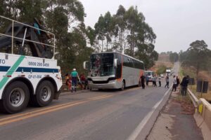 onibus-da-empresa-catedral,-de-afogados-quebra-na-mg-877-e-atrasa-passageiros-com-destino-a-cidades-do-pajeu