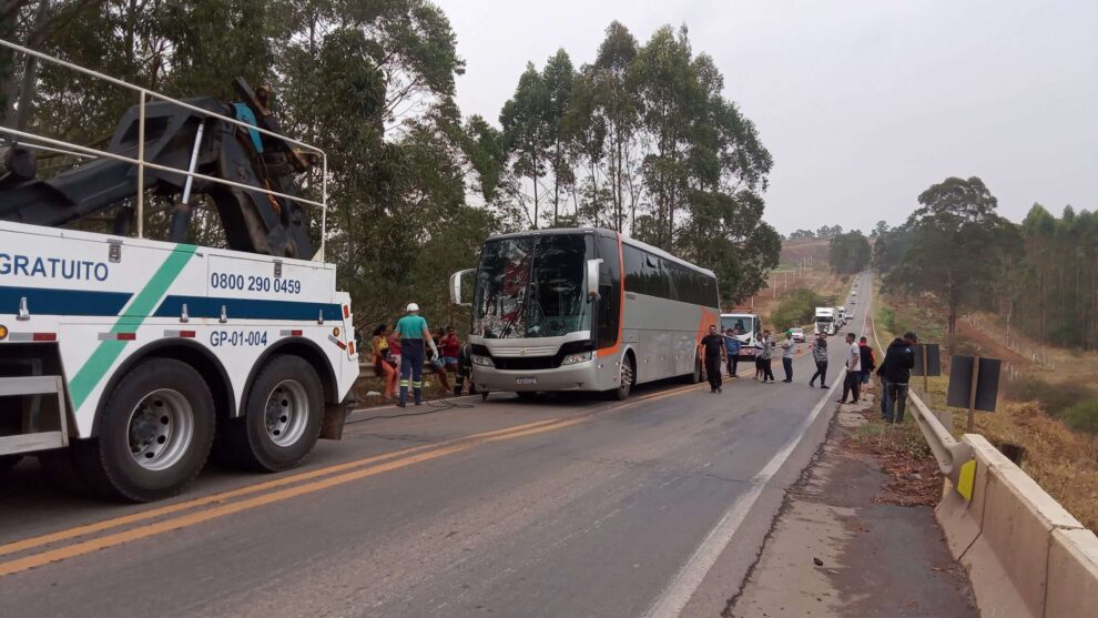 onibus-da-empresa-catedral,-de-afogados-quebra-na-mg-877-e-atrasa-passageiros-com-destino-a-cidades-do-pajeu