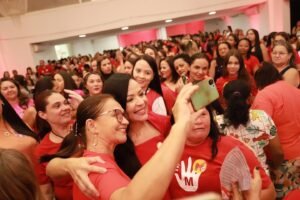 cerca-de-2-mil-mulheres-abracam-marcia-que-assume-compromissos