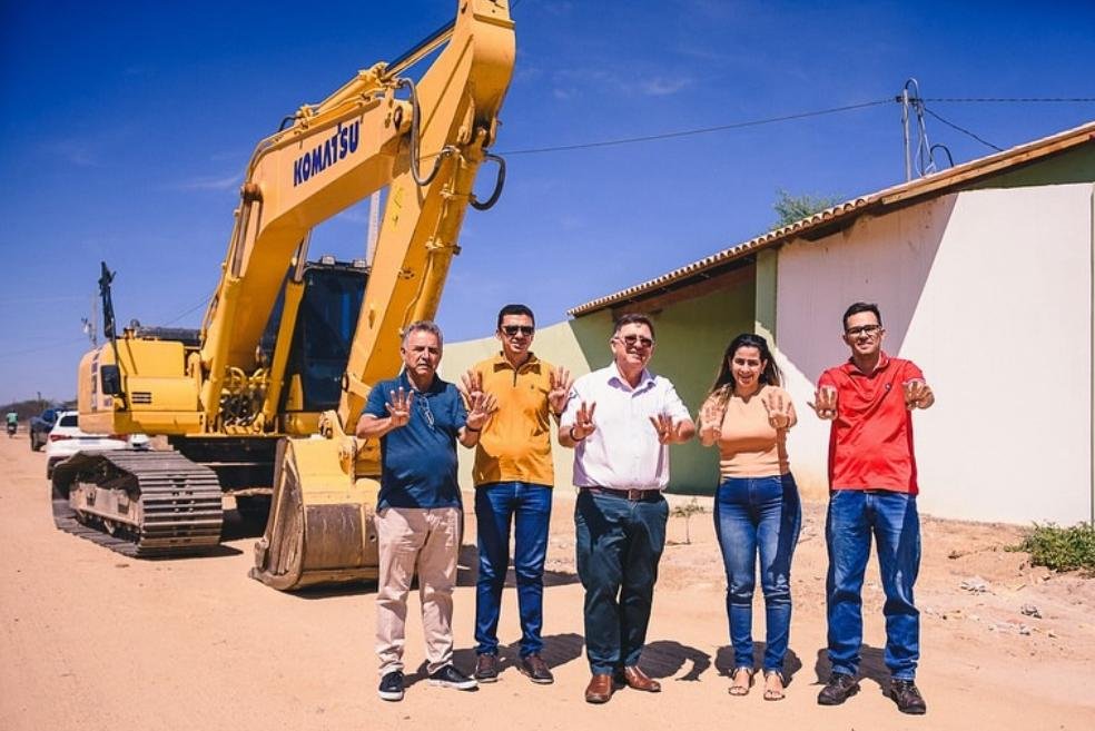 prefeito-de-itapetim-celebra-retomada-das-obras-da-adutora-do-pajeu