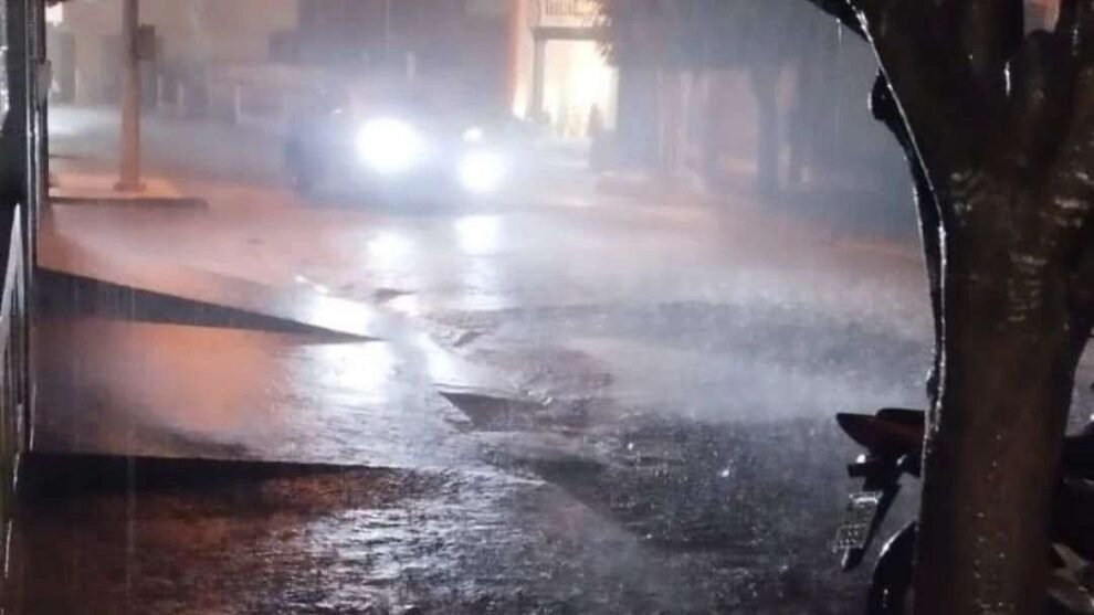 noite-e-madrugada-chuvosa-deixa-ruas-alagadas-no-centro-de-carnaiba