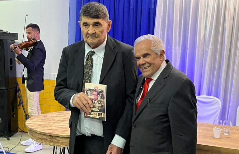 ex-prefeito-pezao-participa-do-lancamento-do-livro-de-dr,-edson-moura-em-quixaba